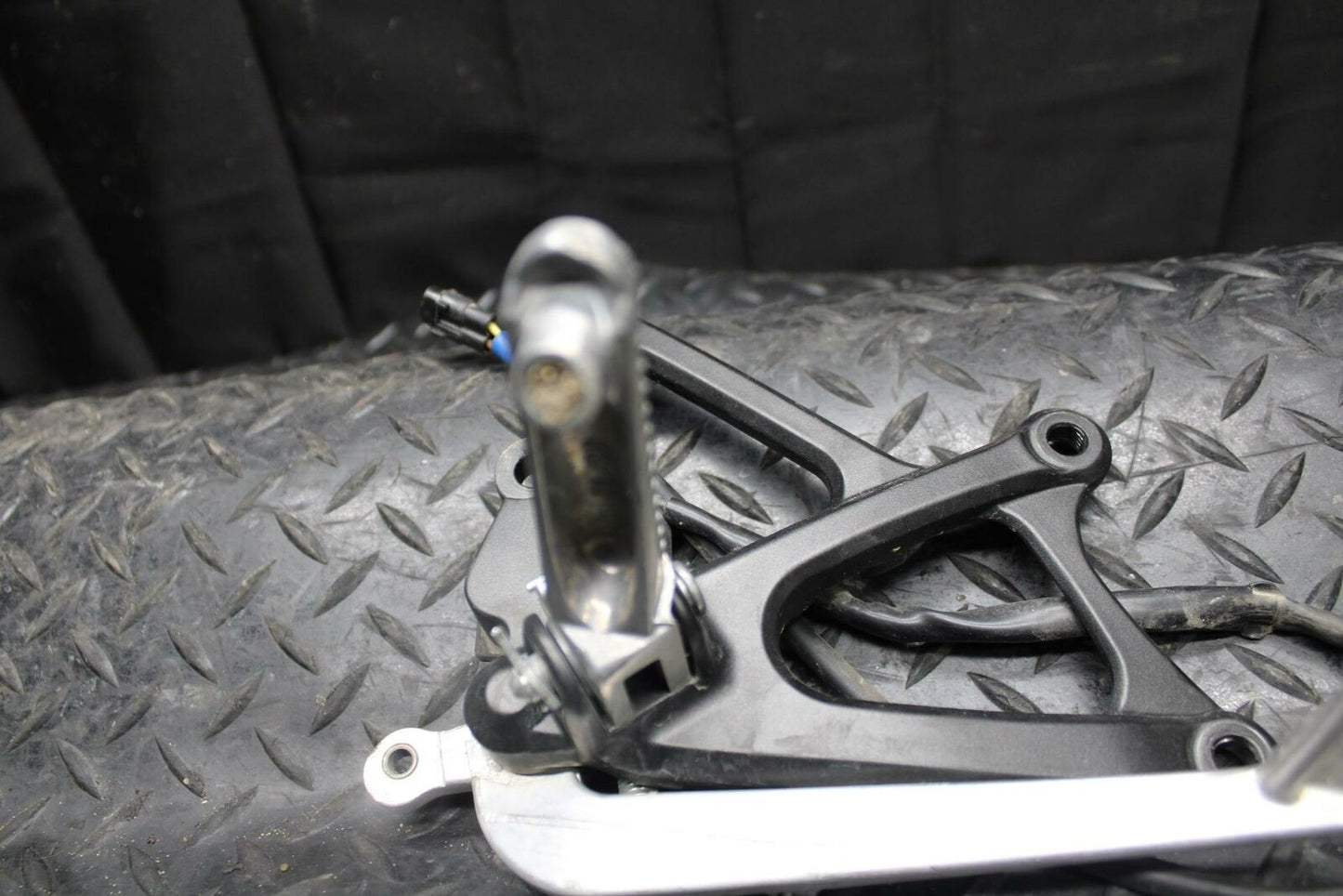 09-14 YAMAHA YZF R1 RIGHT REARSET REAR SET DRIVER FOOT PEG REST STOP BB196