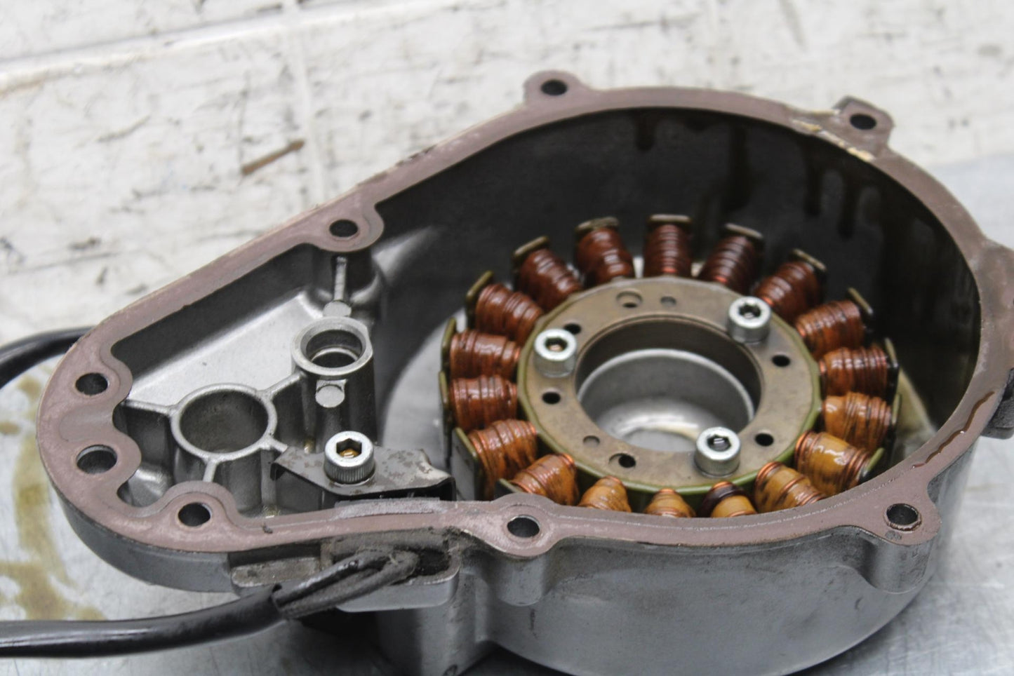 00-01 KAWASAKI ZZR600 STATOR MAGNETO ALTERNATOR GENERATOR COVER BB568