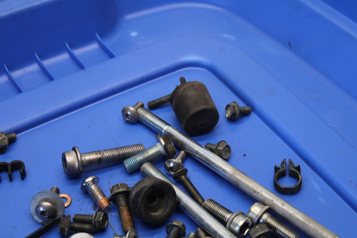 04 SUZUKI GSXR600 LEFTOVER MOUNTING BOLTS HARDWARE MOTOR SCREWS BB676