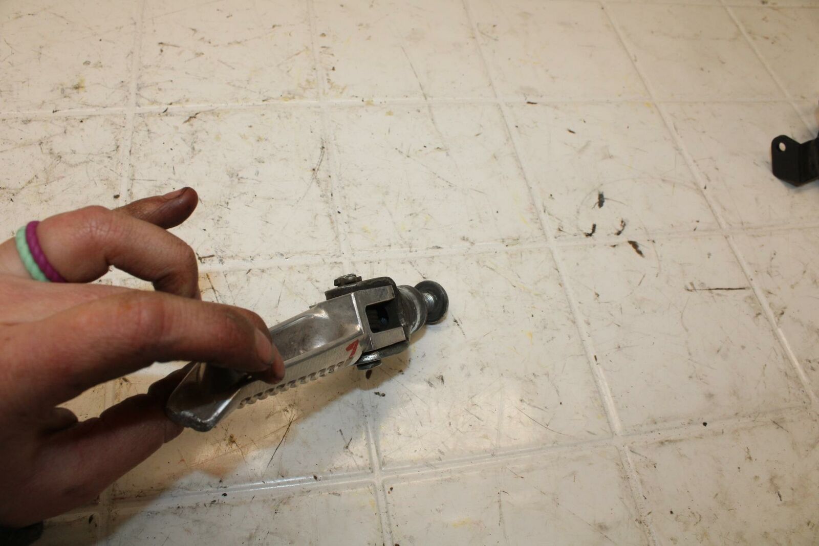 01-02 SUZUKI GSXR750 LEFT REAR BACK PASSENGER PEG BB15