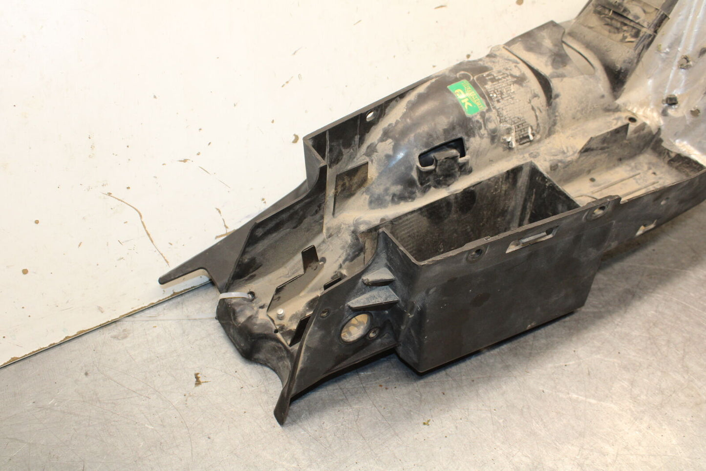 09-11 TRIUMPH DAYTONA 675 REAR BACK TAIL UNDERTAIL BATTERY TRAY PLASTIC BB652