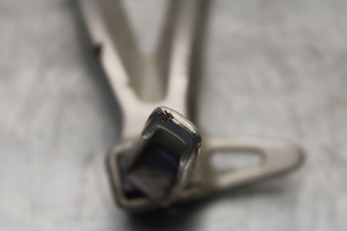 01-02 SUZUKI GSXR750 LEFT REAR BACK PASSENGER PEG BB28