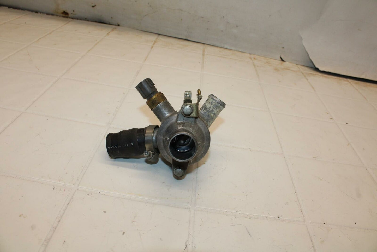 00-01 HONDA RVT1000R RC51 THERMOSTAT W HOUSING ASSEMBLY BB03b