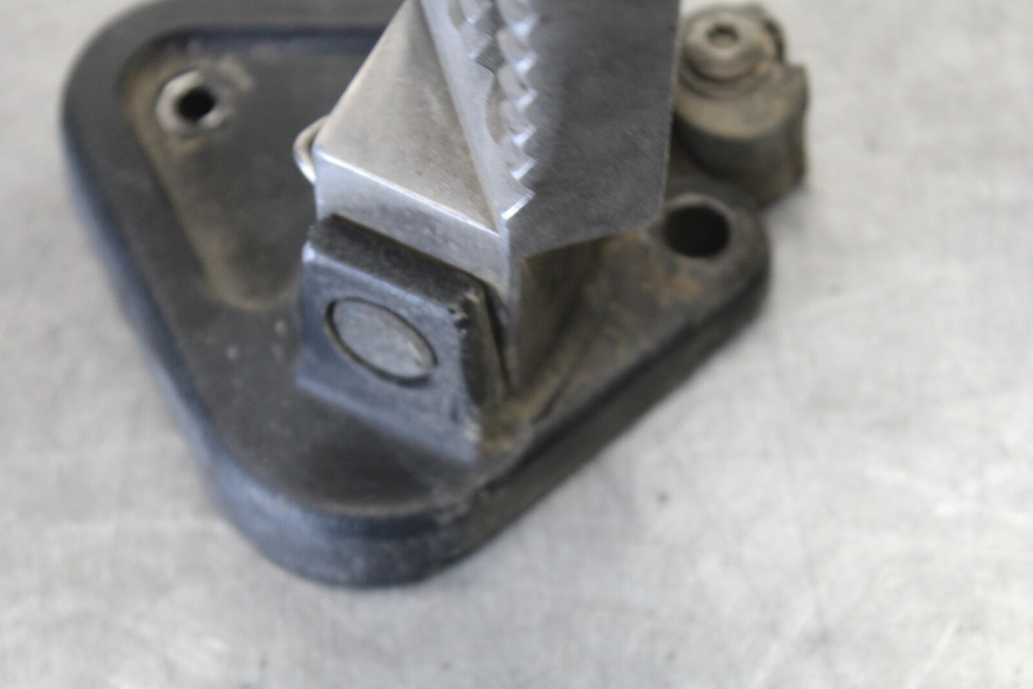 01-06 TRIUMPH TIGER 955I LEFT FRONT FOOT REST PEG STEP BB693
