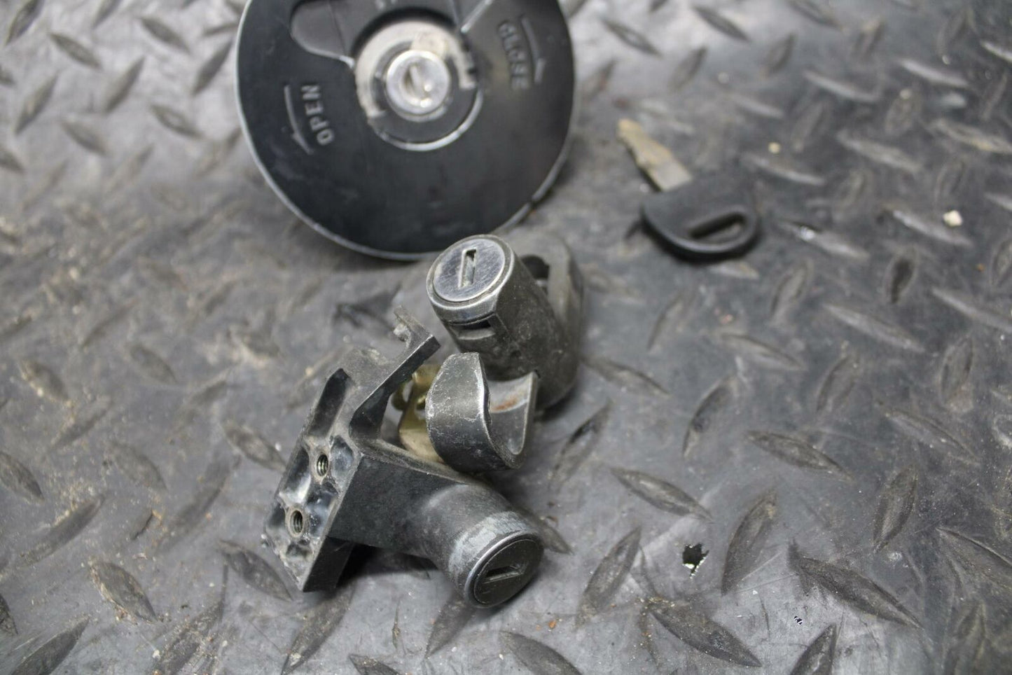 86 SUZUKI GS750ES IGNITION LOCK KEY SET W/ GAS CAP AND SEAT LOCK BB233