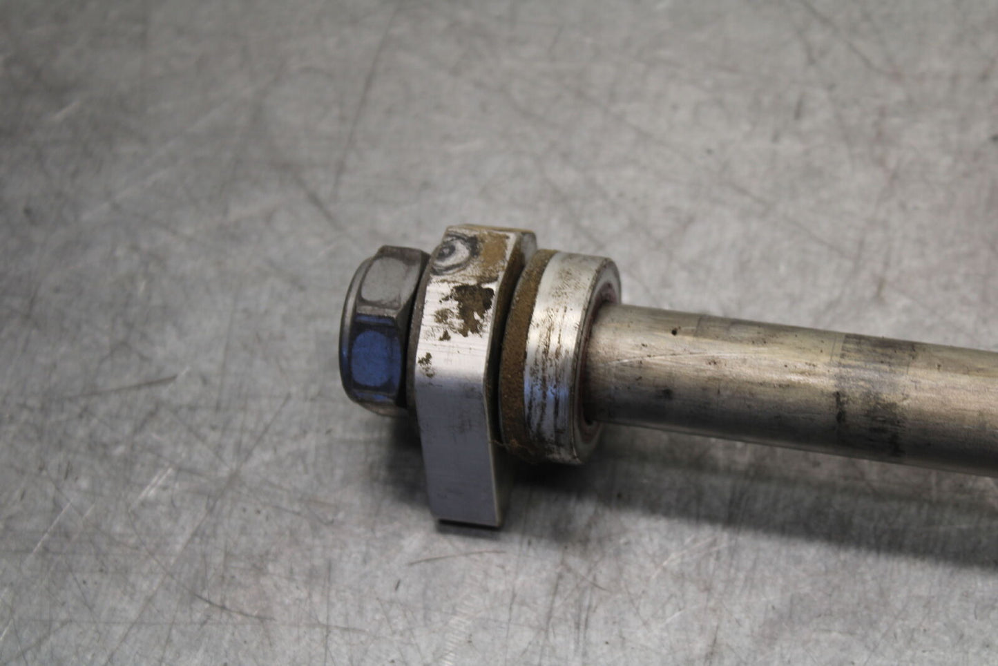 09-11 TRIUMPH DAYTONA 675 REAR AXLE BACK WHEEL RIM PIVOT BOLT AXEL BB652