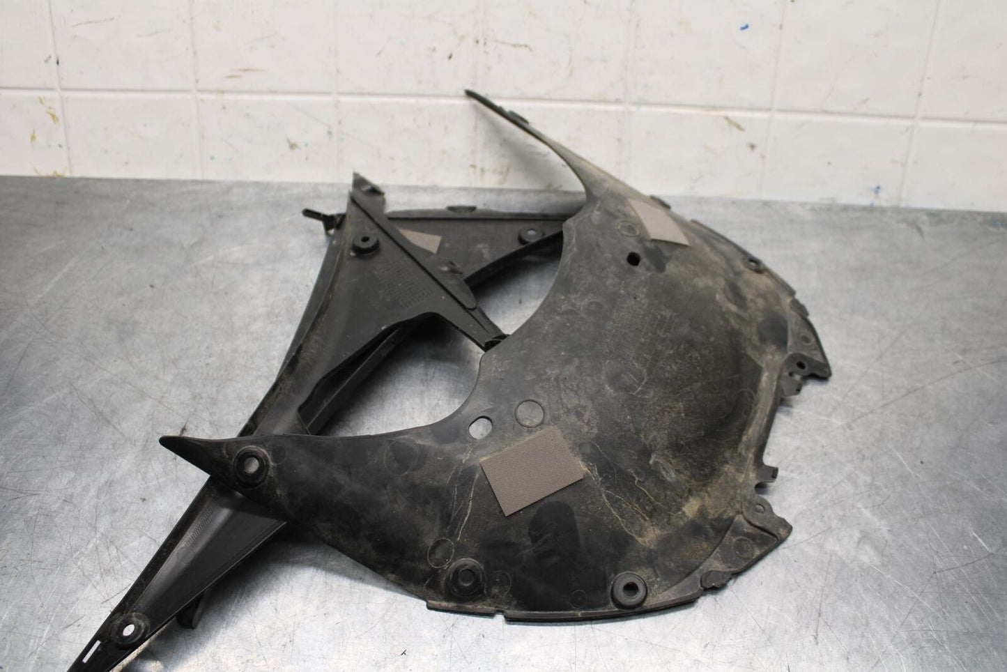 20 SUZUKI GSXR 1000 CENTER UNDER PANEL TRIM COWL BB597