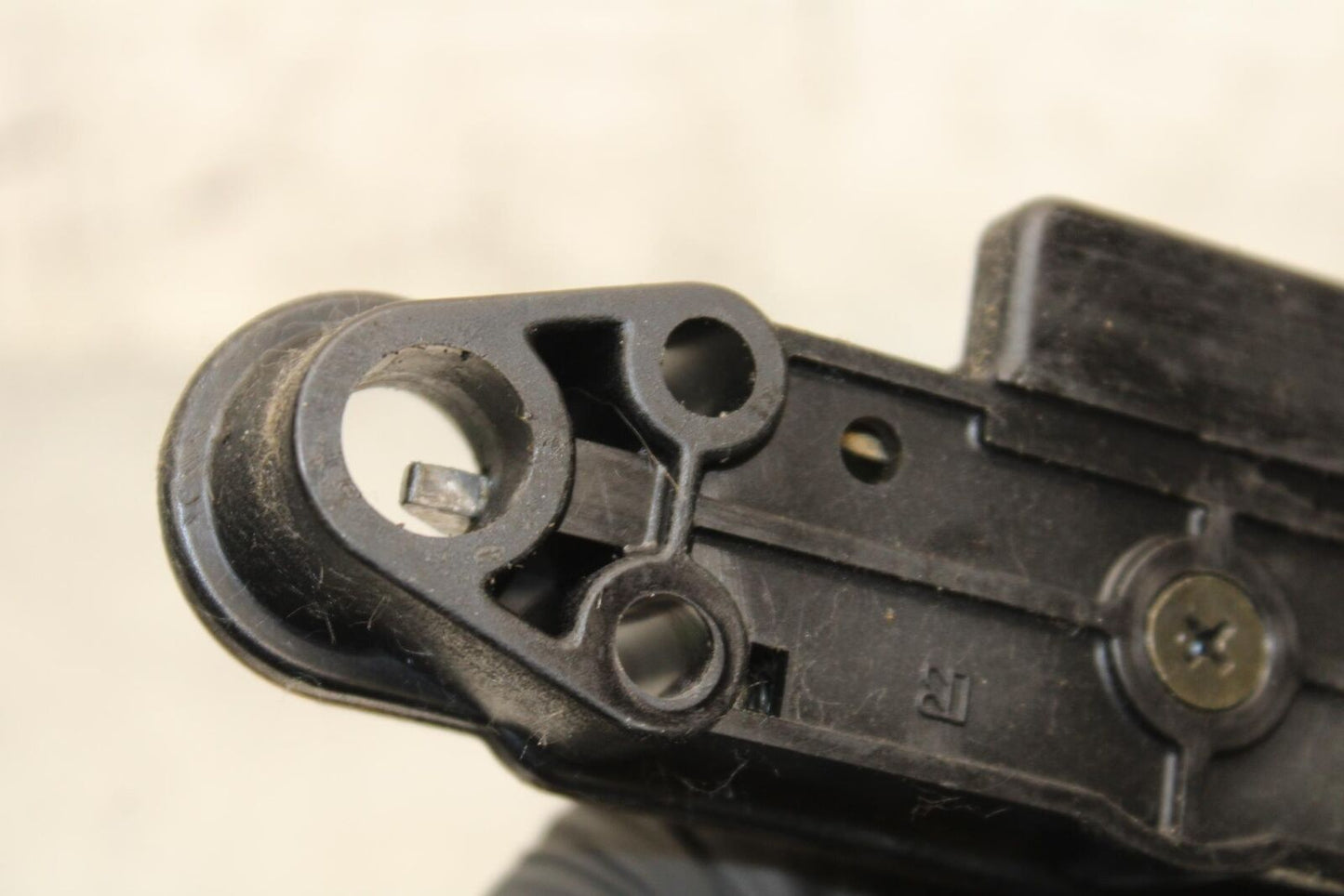 1997 Suzuki Bandit 1200 GSF1200S SEAT LATCH BB559