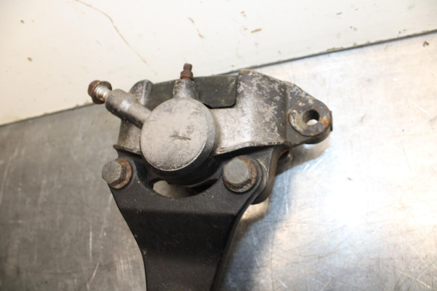 80-81 SUZUKI GS1000G REAR BACK BRAKE CALIPER W MOUNT BRACKET BB91