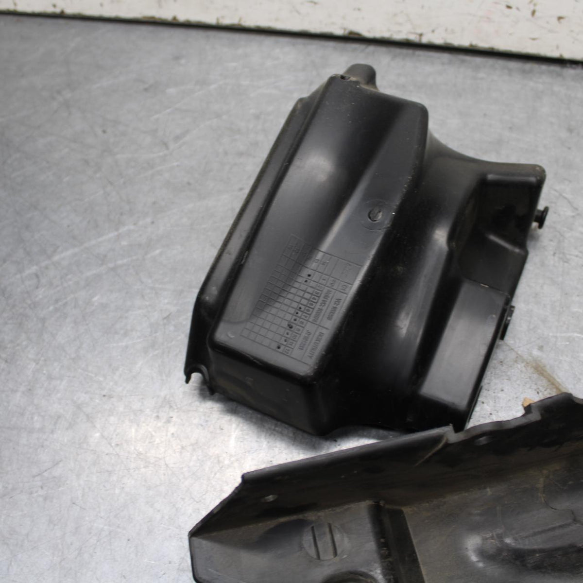 18 KTM RC 390 REAR BACK TAIL UNDERTAIL BATTERY TRAY PLASTIC BB648