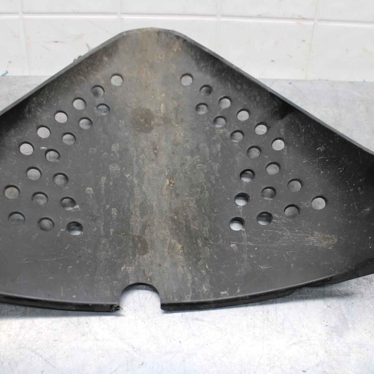 1999 Suzuki GSXR600 FRONT LOWER INNER EXHAUST V FAIRING COWL GUARD BB580