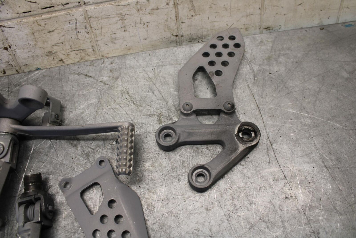 2004 Suzuki GSXR600 LEFT RIGHT REARSET REAR SET DRIVER PEG BRACKETS MOUNTS BB528