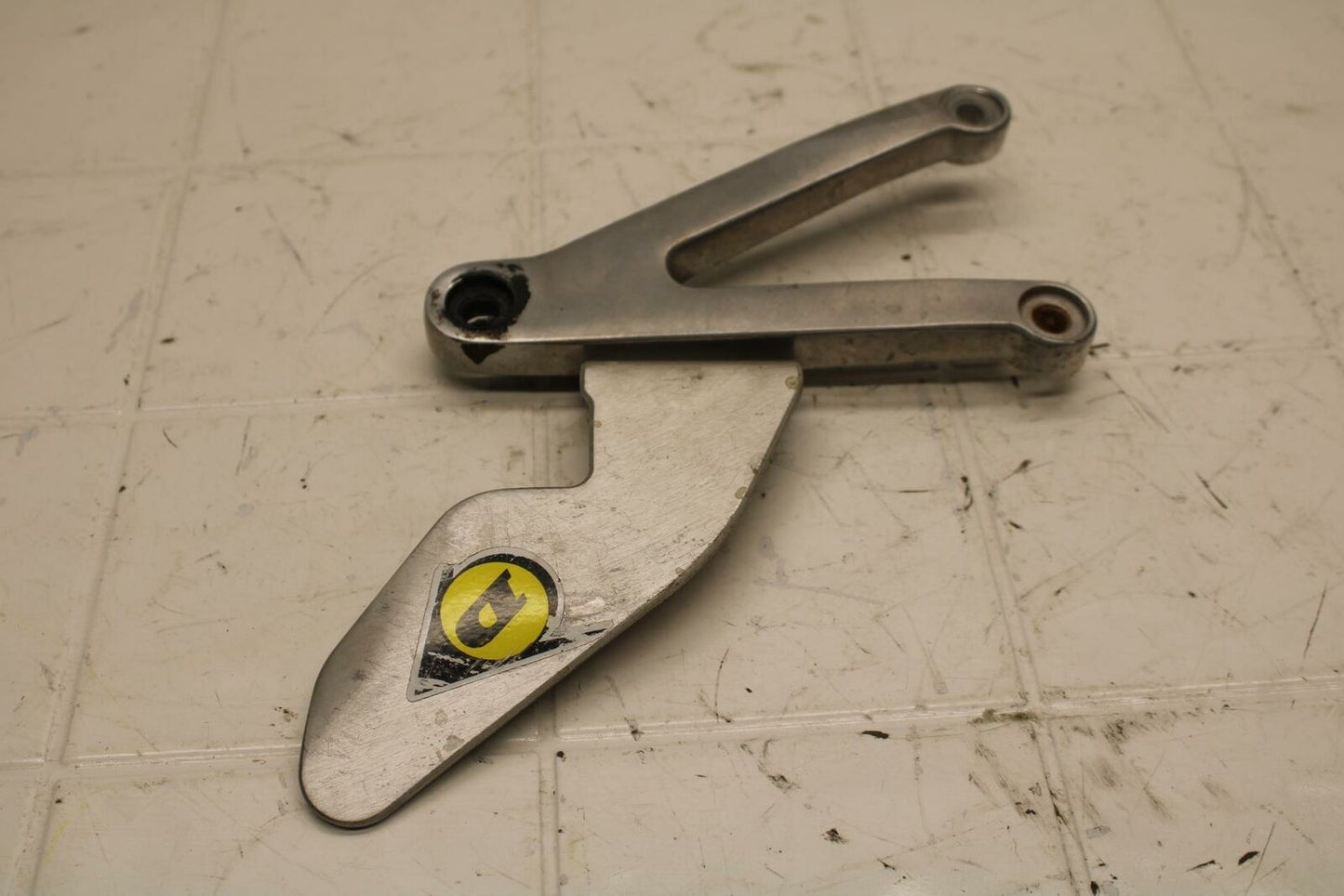 98-99 YAMAHA YZF R1 LEFT REARSET REAR SET DRIVER FOOT PEG BRACKET MOUNT BB16