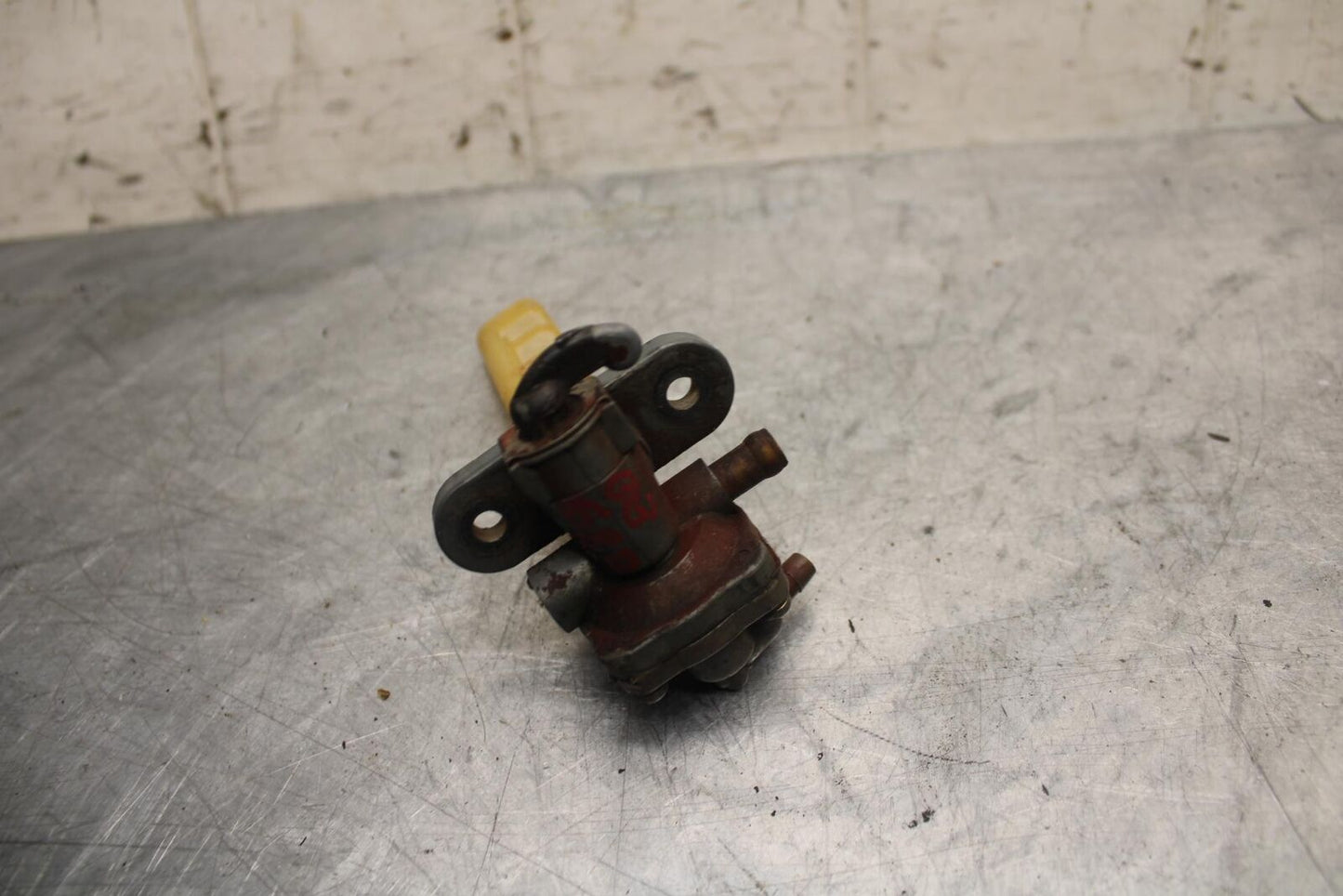 1984 Suzuki GS1150EF FUEL GAS TANK PETCOCK SHUT ON OFF VALVE BB29