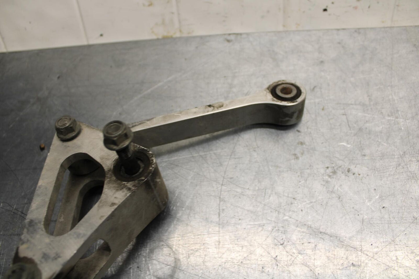 98-99 YAMAHA YZF R1 REAR DOGBONE SHOCK LINKAGE LINK 4XV-2217A-00-00 BB74