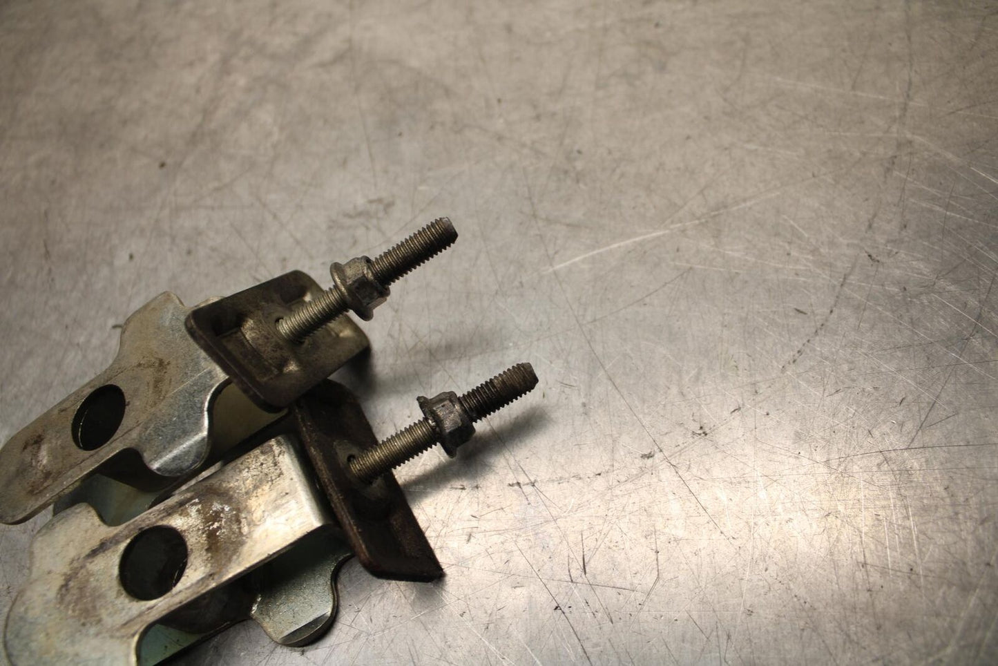 04-09 SUZUKI GS 500 FH GS500F SWINGARM CHAIN TENSIONER ADJUSTMENT BRACKETS  BB97