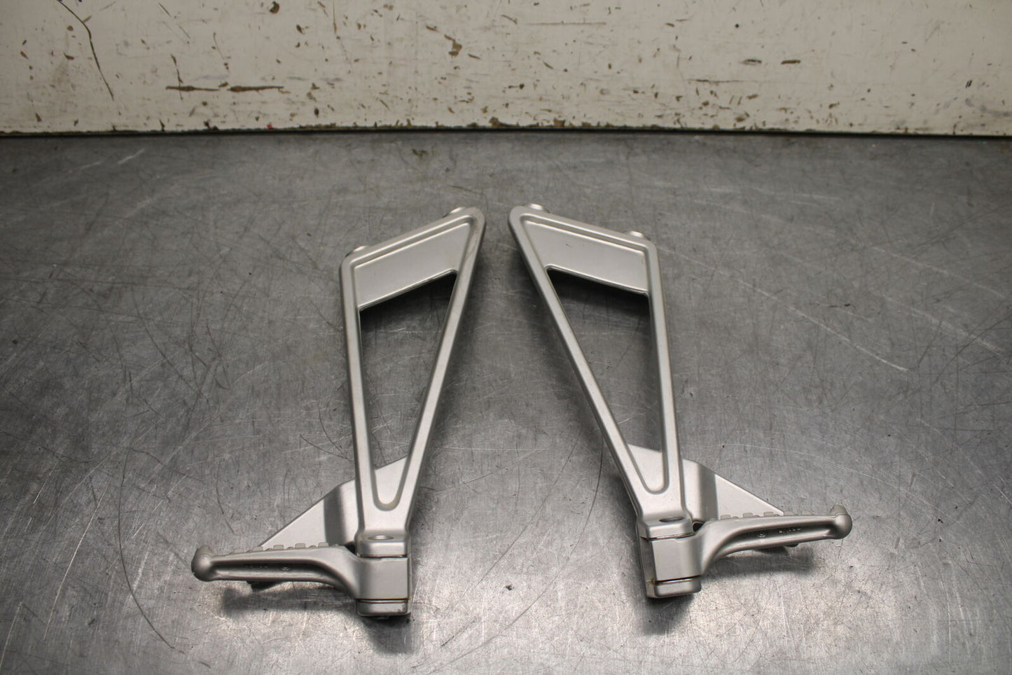 21-24 APRILIA TUONO 660 FACTORY REAR BACK PASSENGER PEG SET PAIR BB733