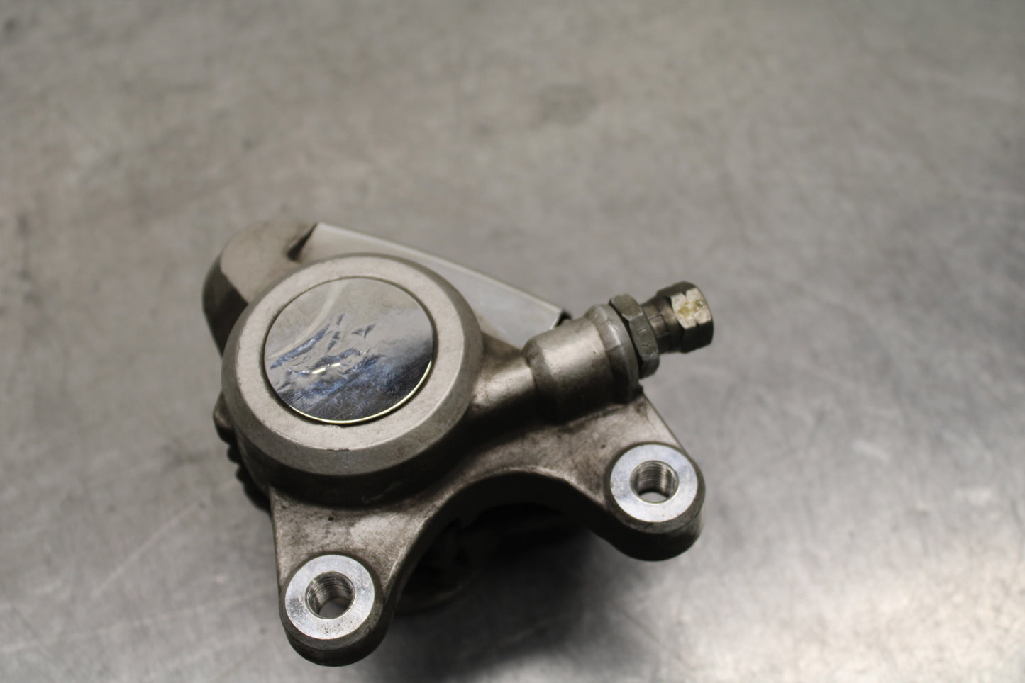 00 SUZUKI INTRUDER 1500 VL1500 RIGHT FRONT BRAKE CALIPER BB761