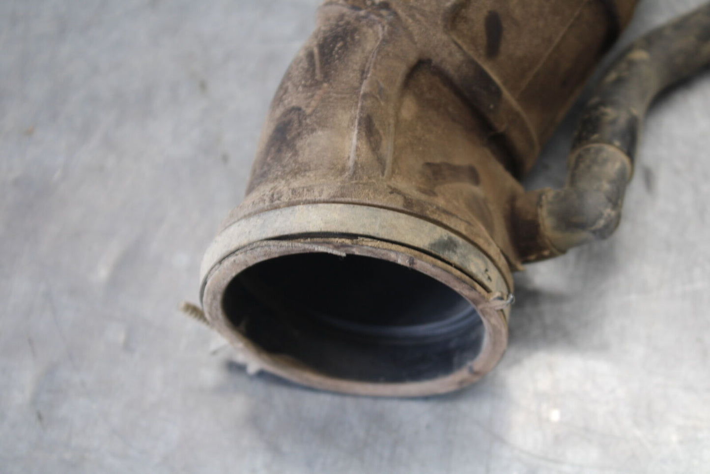 01-05 YAMAHA RAPTOR 660R AIR INTAKE INLET DUCT TUBE BB695