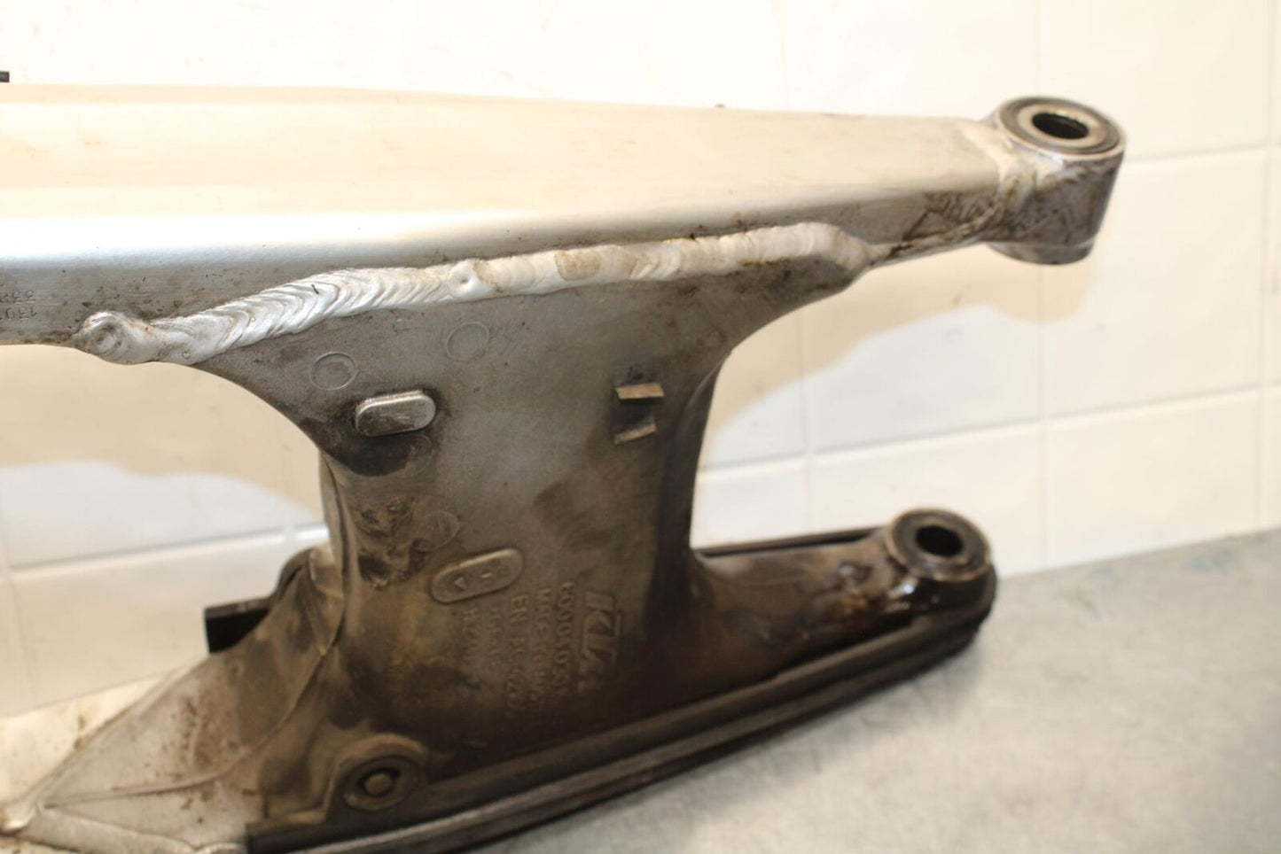 07-11 KTM 990 SUPER DUKE REAR SWINGARM BACK SUSPENSION SWING ARM BB578