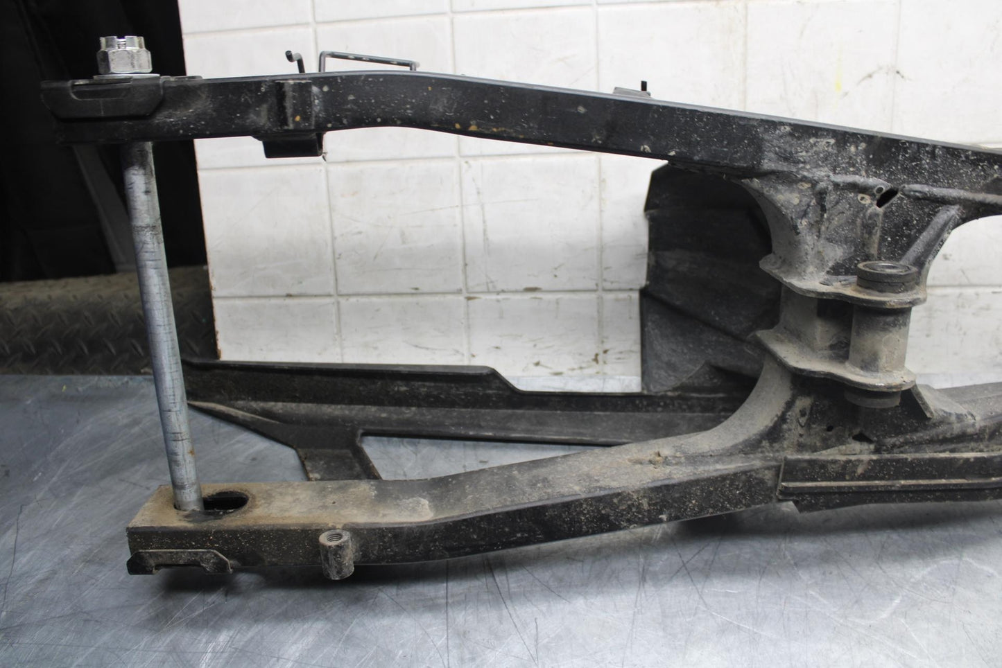 2013 Kawasaki Ninja 300 EX300B ABS REAR SWINGARM BACK SUSPENSION SWING ARM BB518