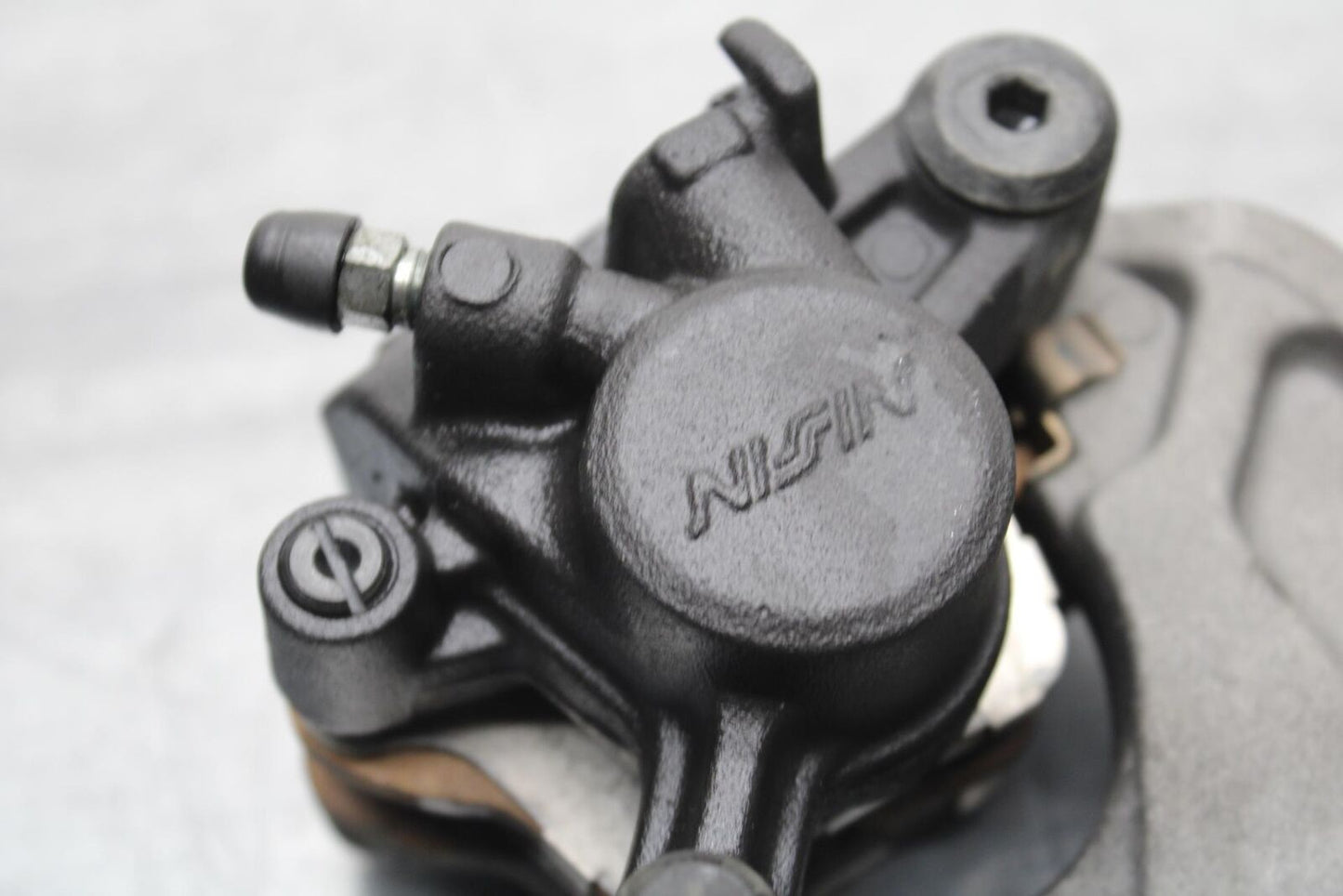 2017 Suzuki GSXR600 REAR BRAKE CALIPER W MOUNT BRACKET 69100-47H10-999 BB598