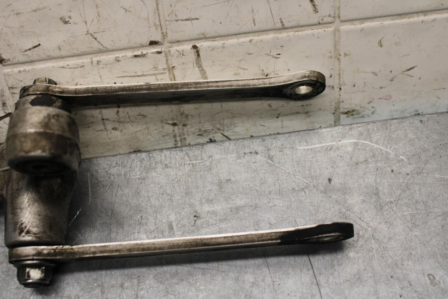 2001 Suzuki GSXR600 REAR DOGBONE SHOCK LINKAGE LINK 62600-35870 BB59