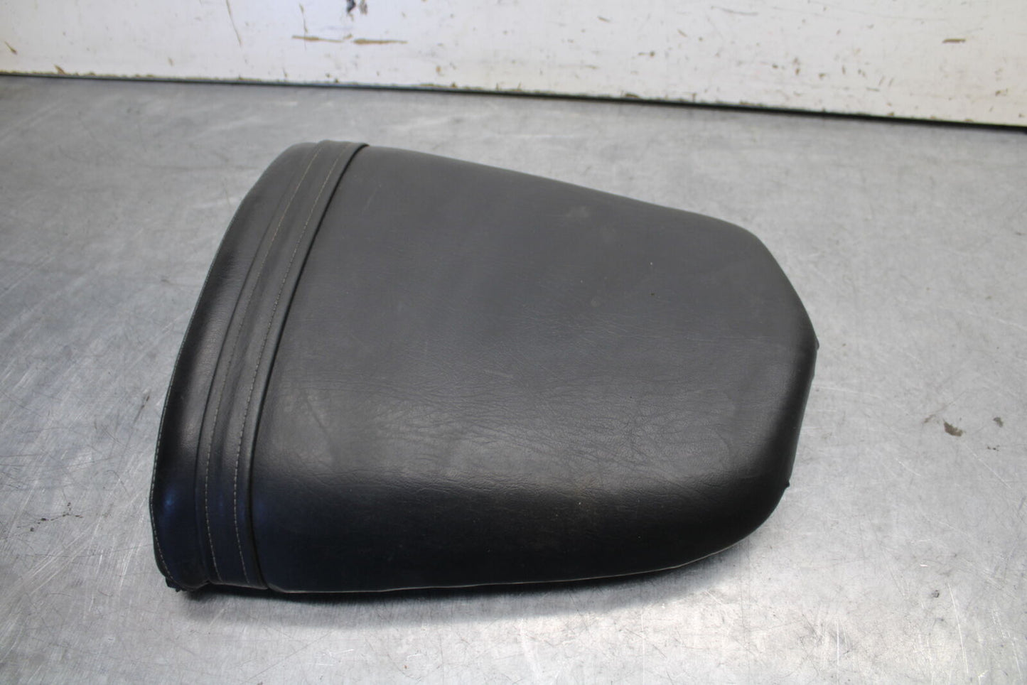 04-05 SUZUKI GSXR600 REAR BACK PASSENGER TANDEM SEAT PAD SADDLE PILLION BB658