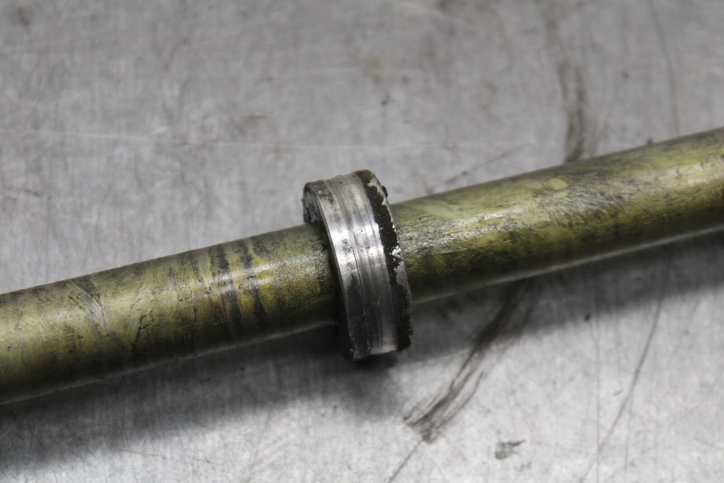 03-04 TRIUMPH DAYTONA 600 REAR AXLE BACK WHEEL RIM PIVOT BOLT AXEL BB745