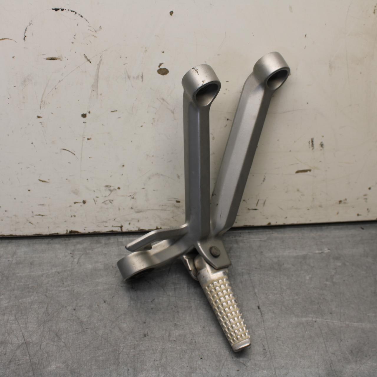 01-03 SUZUKI GSXR600 RIGHT REAR BACK PASSENGER PEG 43600-35F00 BB633