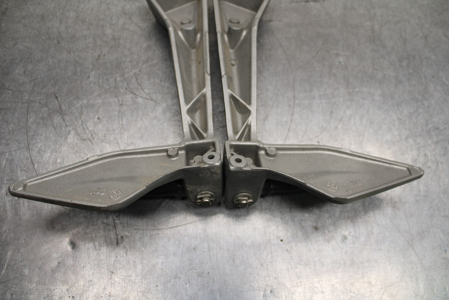 13-16 KTM 390 DUKE REAR BACK PASSENGER PEG SET PAIR BB748