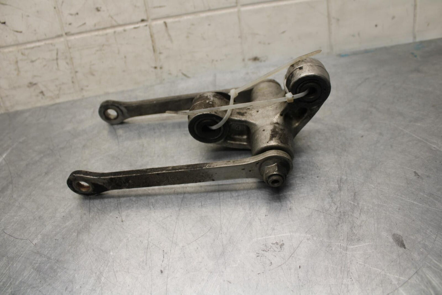 01 SUZUKI GSXR1000 REAR DOGBONE SHOCK LINKAGE LINK 62600-35870 BB06