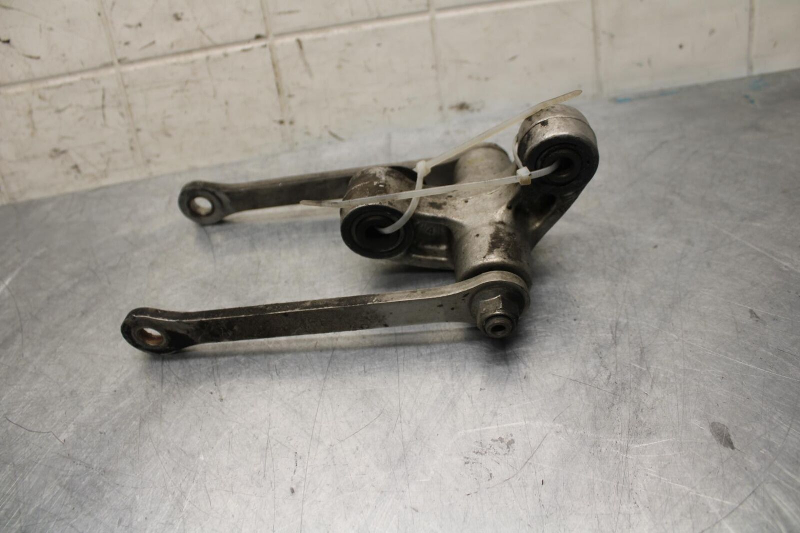 01 SUZUKI GSXR1000 REAR DOGBONE SHOCK LINKAGE LINK 62600-35870 BB06