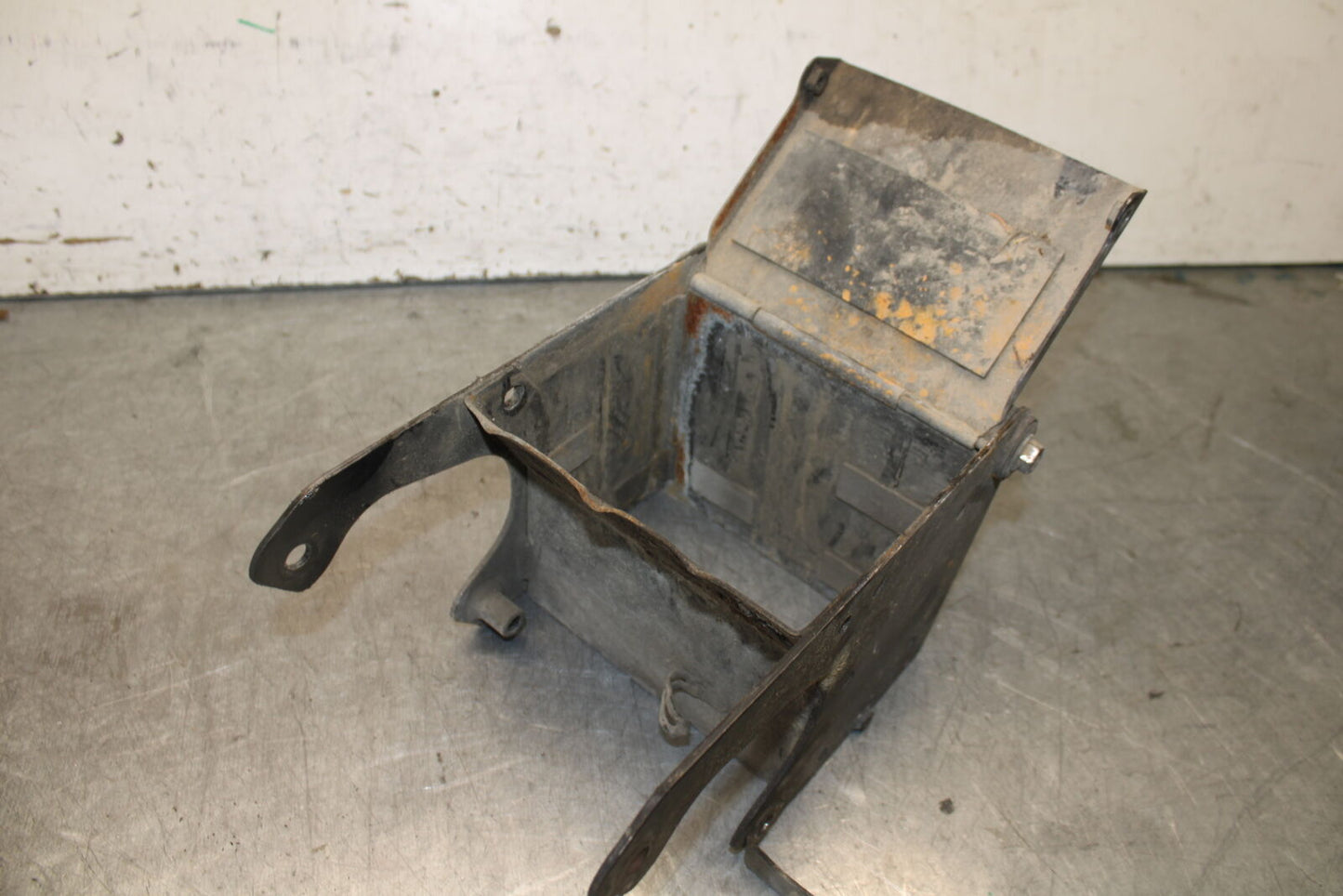 87-03 SUZUKI INTRUDER 1400 VS1400GLP BATTERY TRAY BOX HOLDER BB702