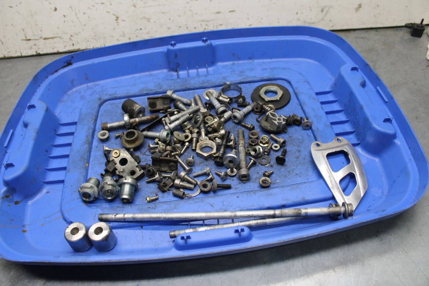 03-04 TRIUMPH DAYTONA 600 MOUNTING BOLTS HARDWARE MOTOR SCREWS BB745
