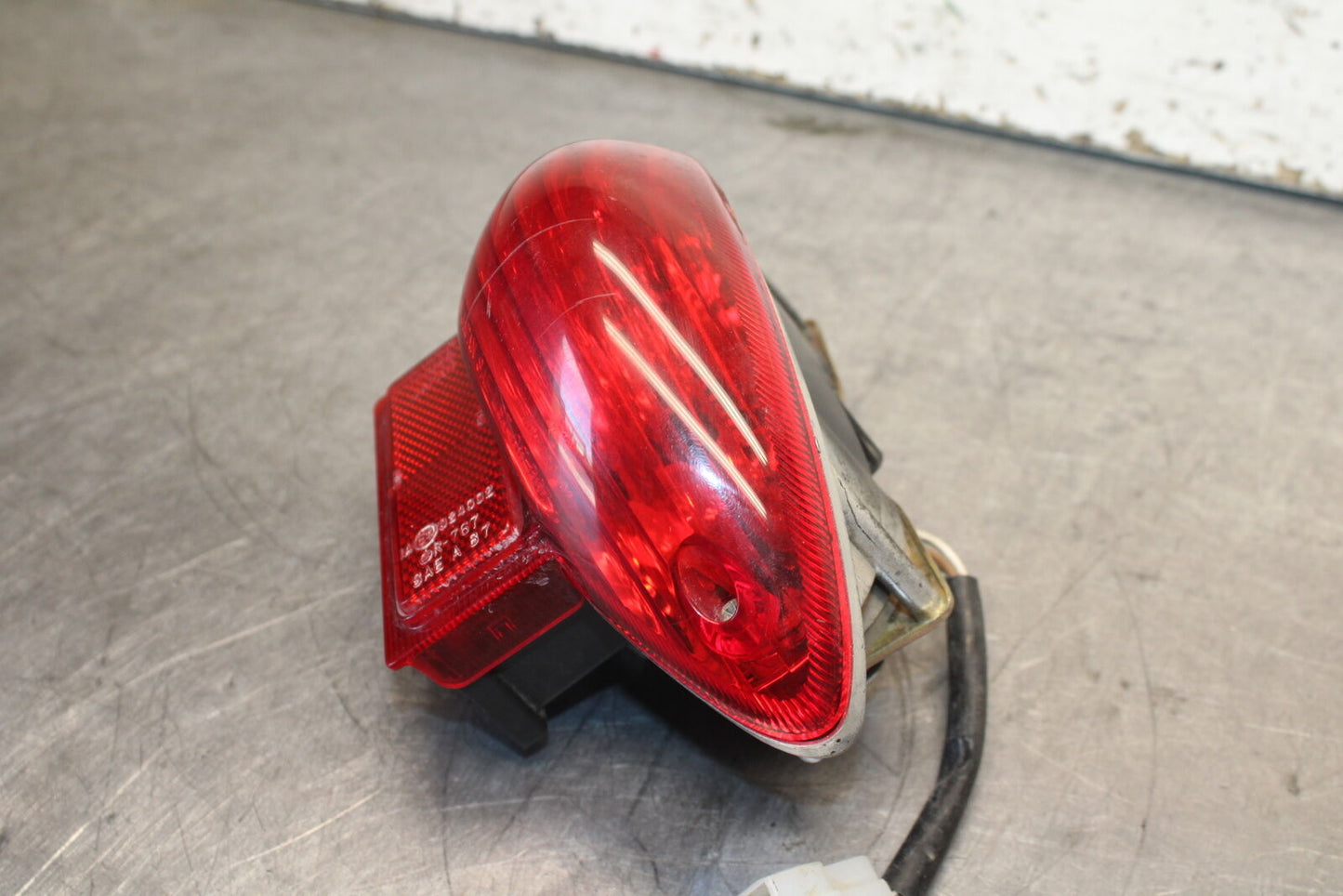 04-05 SUZUKI KATANA 750 GSX750F REAR TAIL TAILLIGHT BACK BRAKE LIGHT BB110