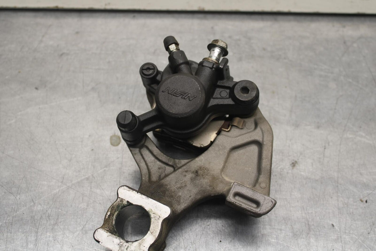 2011 Suzuki GSXR600 REAR BRAKE CALIPER W MOUNT BRACKET 69100-47H10-999 BB605