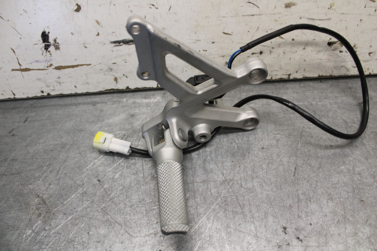 21-24 APRILIA RSV4 RIGHT REARSET REAR SET DRIVER FOOT PEG REST STOP BB668