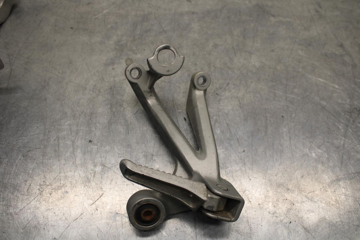1999 Suzuki GSXR600 REAR BACK PASSENGER PEG SET PAIR BB608