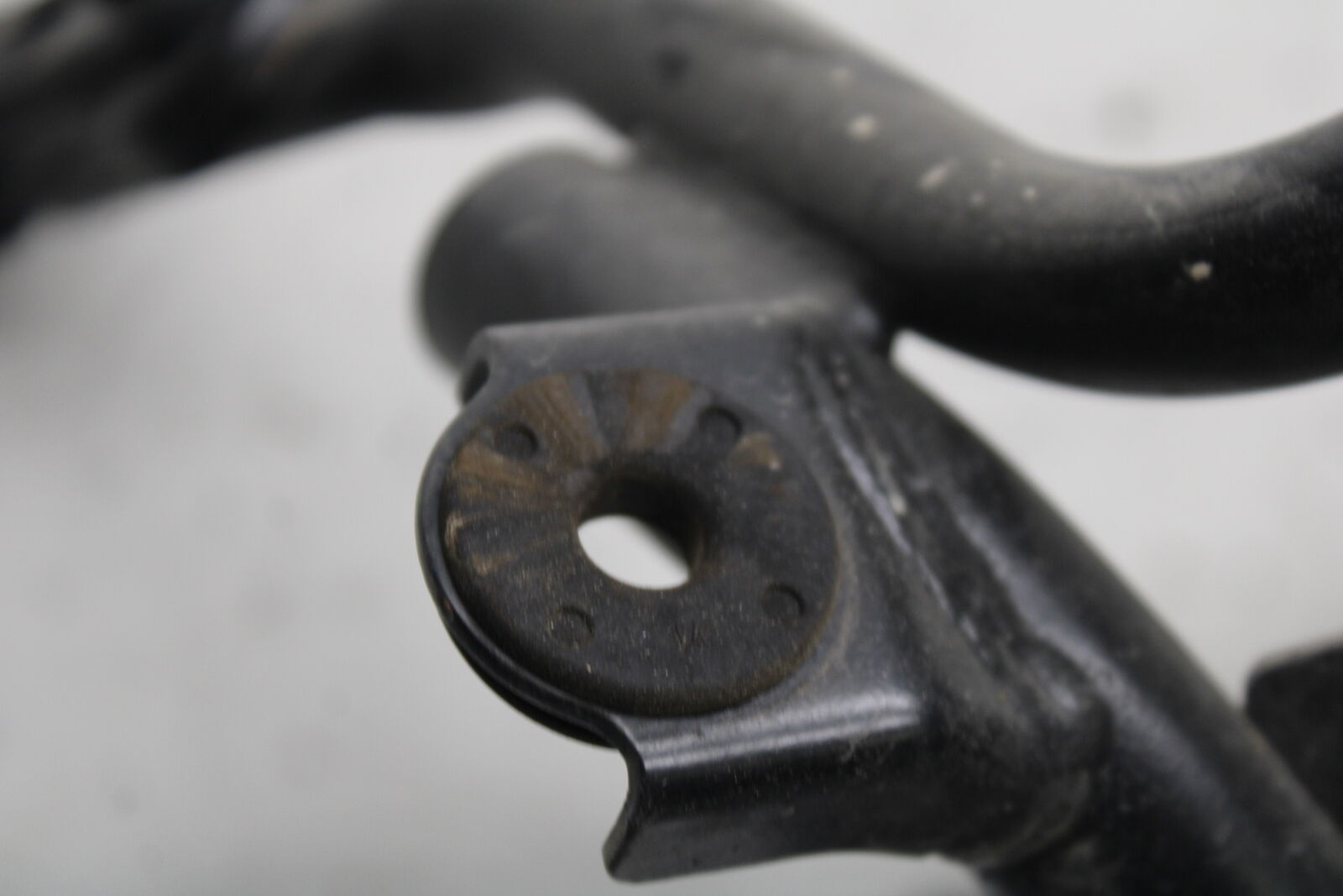 03-07 SUZUKI SV1000S UPPER FAIRING MIRROR GAUGES STAY BRACKET 94510-16G00 BB657