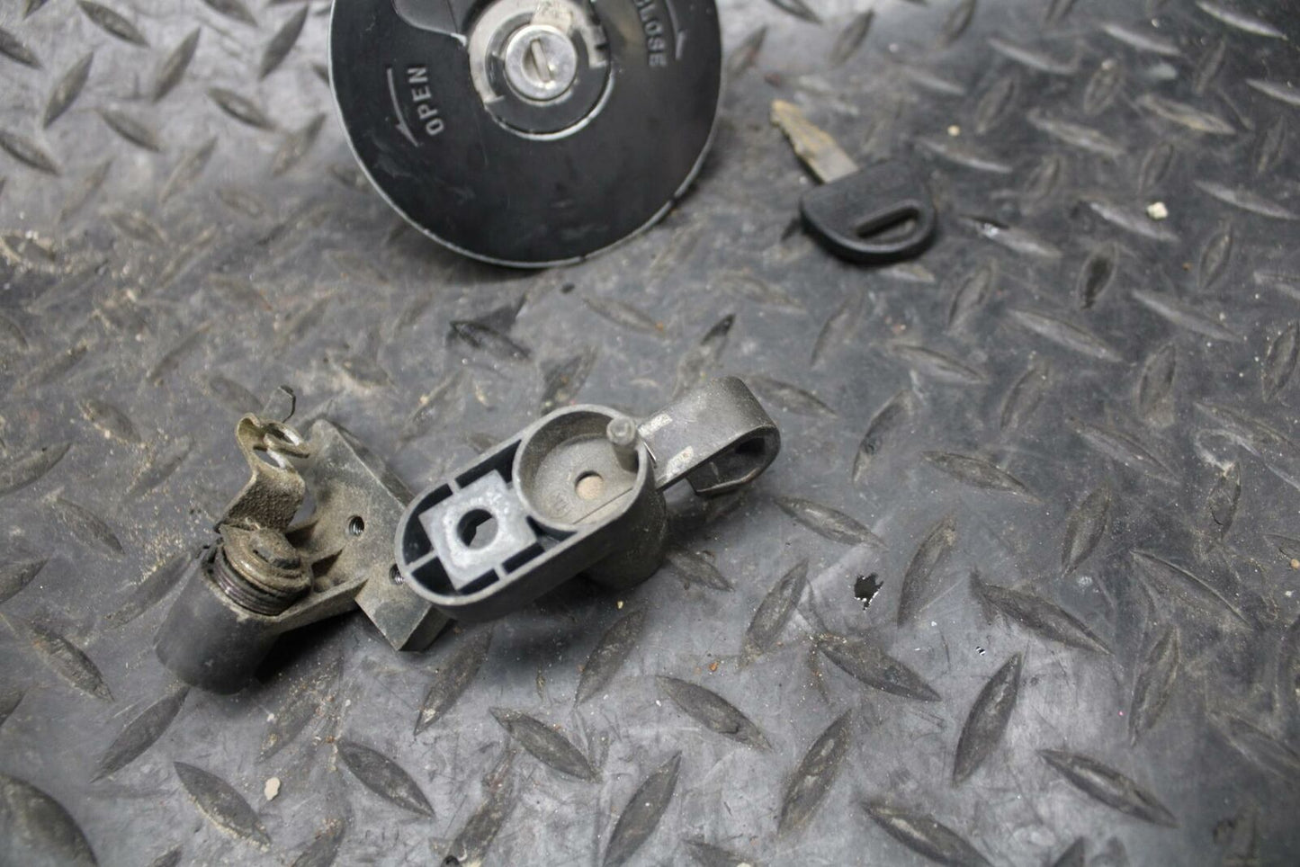 86 SUZUKI GS750ES IGNITION LOCK KEY SET W/ GAS CAP AND SEAT LOCK BB233