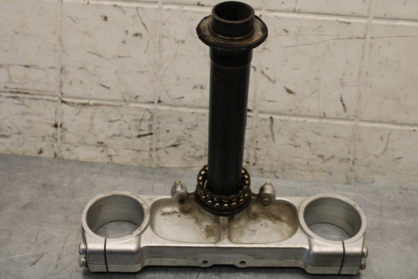 2005 Ducati Monster S2R FRONT FORKS CLAMP LOWER TRIPLE TREE STEM BB557