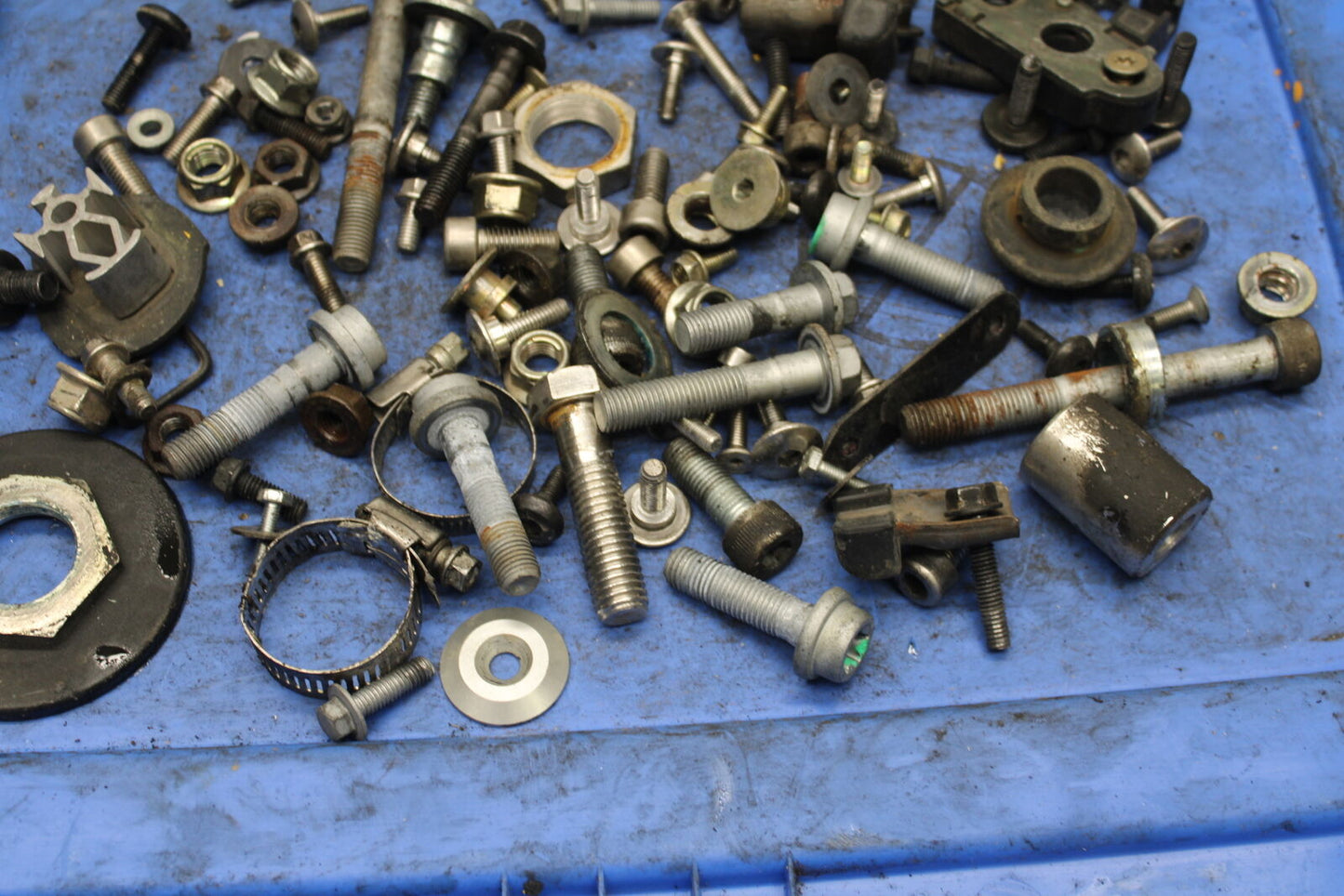 03-04 TRIUMPH DAYTONA 600 MOUNTING BOLTS HARDWARE MOTOR SCREWS BB745