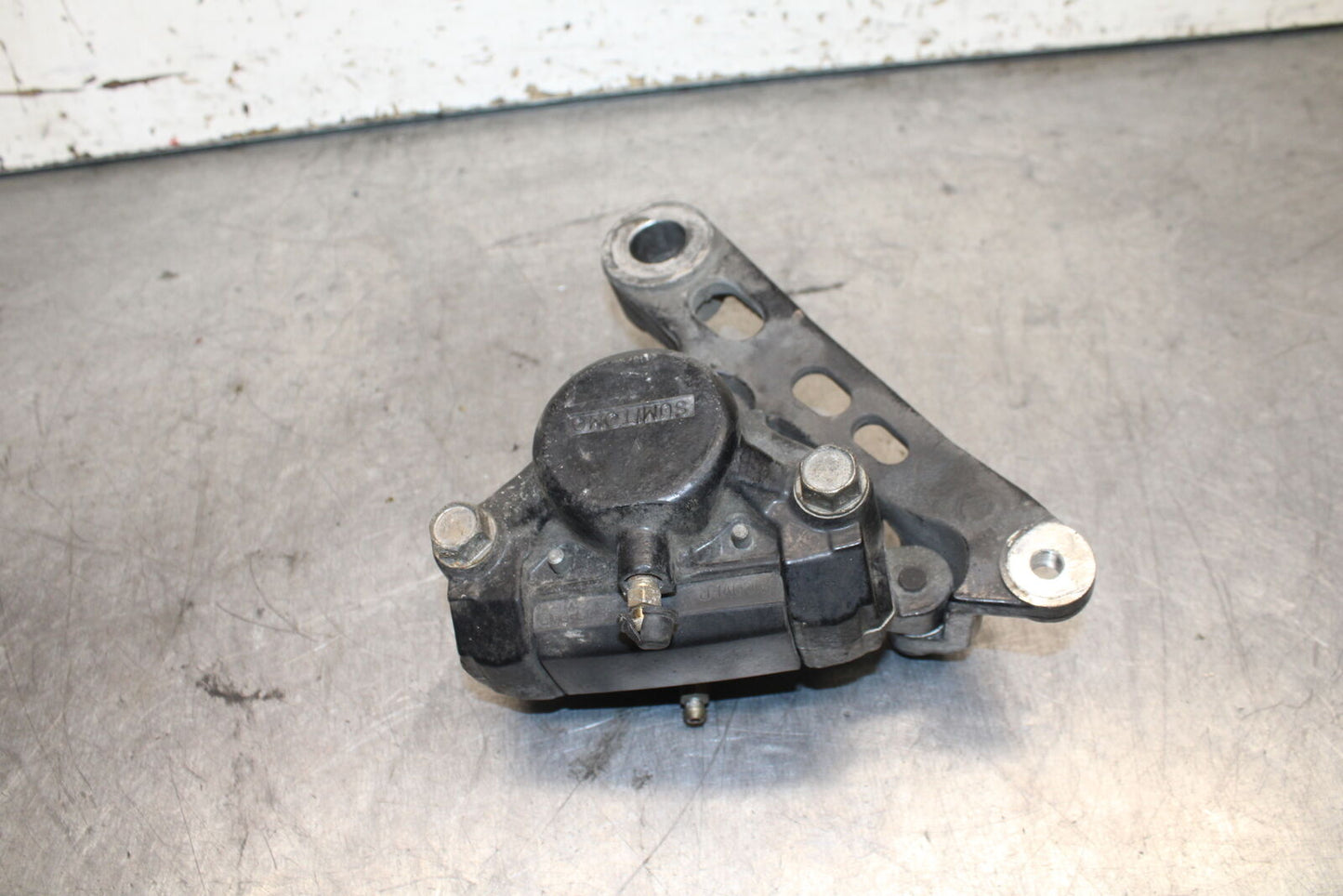 96-07 YAMAHA YZF600R REAR BACK BRAKE CALIPER W MOUNT BRACKET BB746