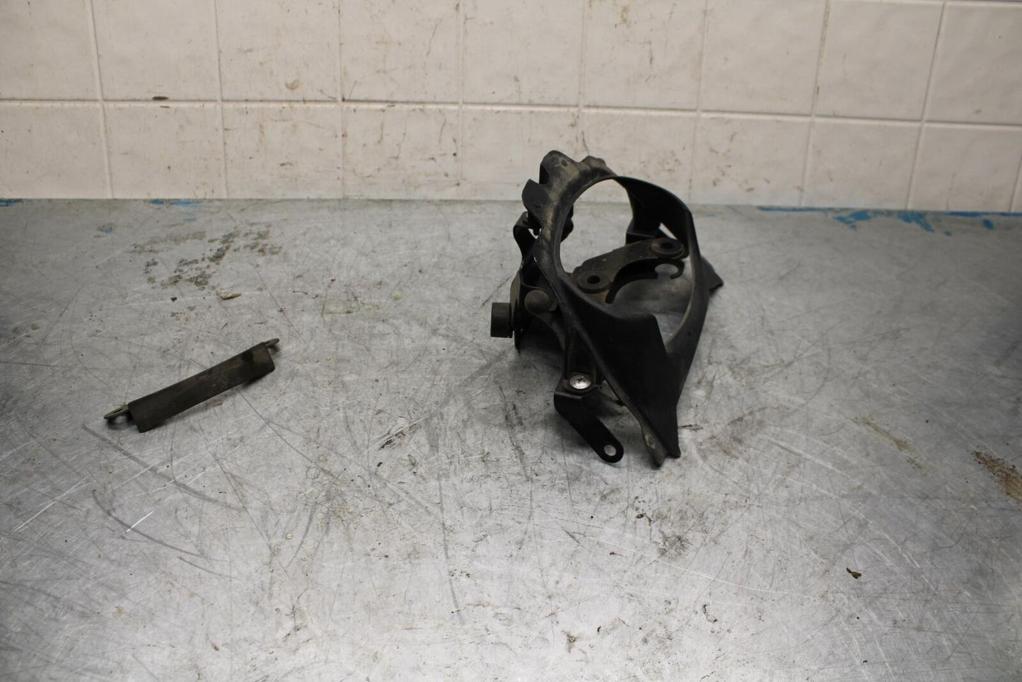96-07 YAMAHA YZF600R REAR BACK TAIL LIGHT MOUNT BRACKET BB427 THUNDERCAT
