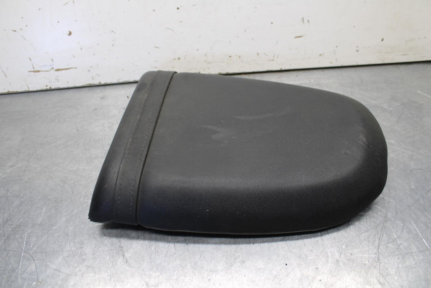 01-03 SUZUKI GSXR600 REAR BACK PASSENGER TANDEM SEAT PAD SADDLE PILLION BB633
