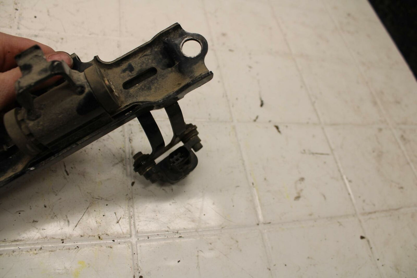 04-05 KAWASAKI NINJA ZX10R GAS TANK FUEL CELL PETROL RESERVOIR MOUNT BB398