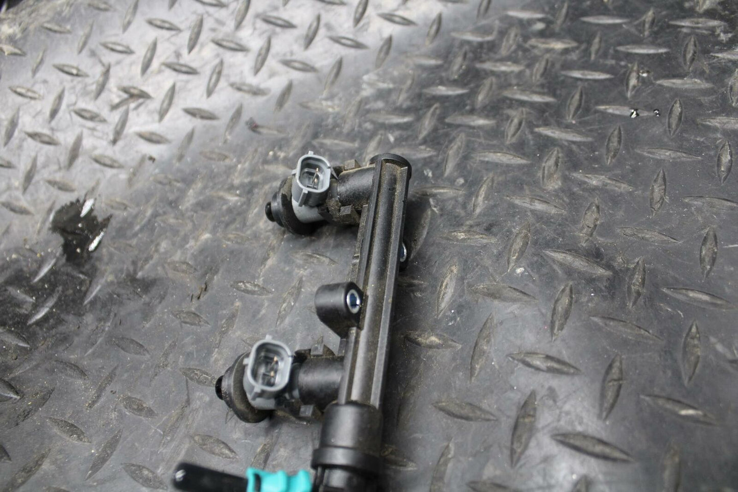 10-11 HONDA CBR1000RR SECONDARY FUEL INJECTORS TOP AIRBOX GAS RAIL BB228