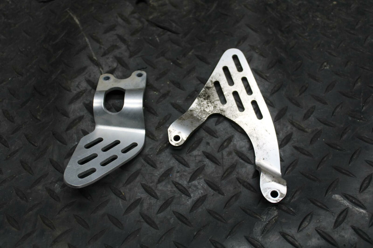 05 YAMAHA YZF R6S REARSET REAR SET HEEL GUARD COVER BB234