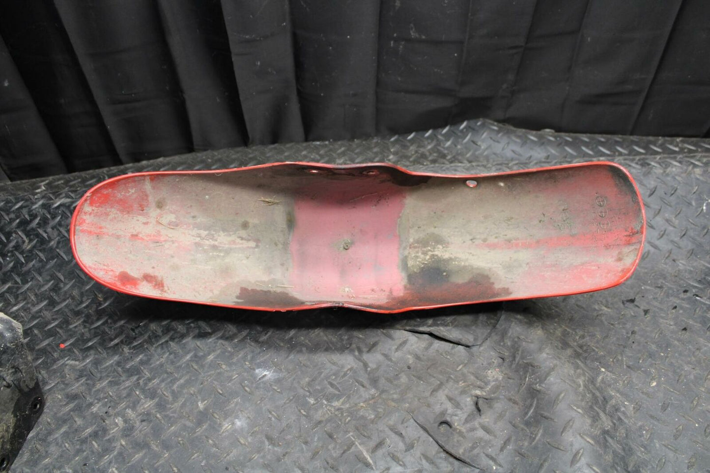 86 SUZUKI GS750ES RED FRONT WHEEL FENDER COWL BRACE BB233